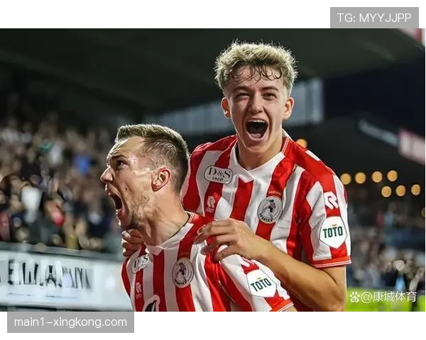 埃因霍温欧冠小组出线 为荷甲赢得积分