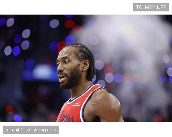 莱昂纳德快船攻防核心 对阵黄蜂35分展示机器人效率